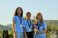 Trainerin Carmen Voicu-Jagodzinsky mit den goldenen U12-Mädchen Svenja Butenandt und Luisa Bashylina